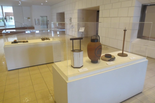 https://www.akita-museum.com/upfiles/photo/明かりの道具　展示風景